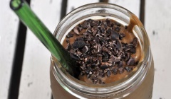 Białkowy koktajl z kakao i awokado