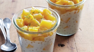 Mały pudding z tapioki, kokosem i mango