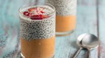 Średni pudding z nasion chia z musem z mango i truskawkami