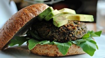 Burgery z kaszy jęczmiennej z jarmużem i marchewką