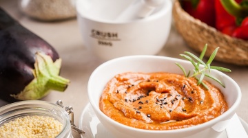Pasta do smarowania z pieczonego bakłażana i papryki z kaszą jaglaną